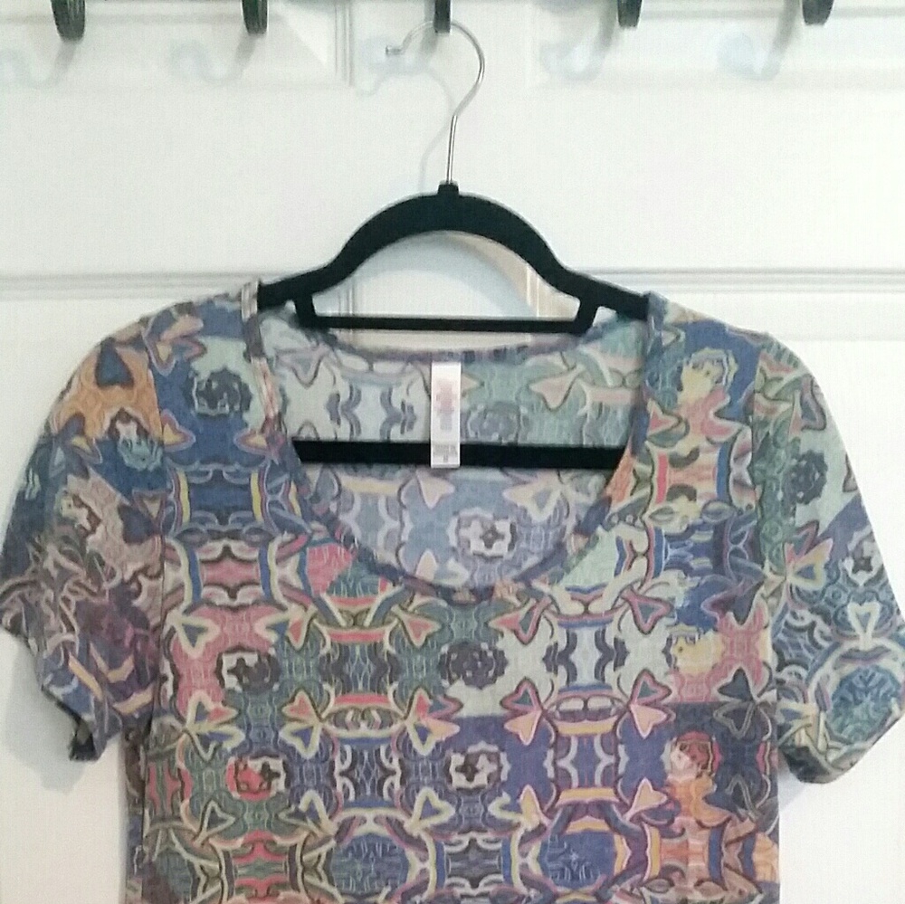 LuLaRos Classic Tee - Medium
